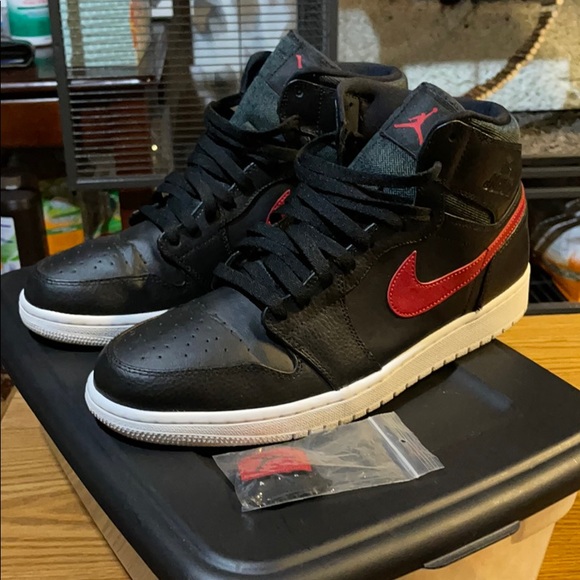 Air Jordan 1 Retro High - Picture 2 of 8